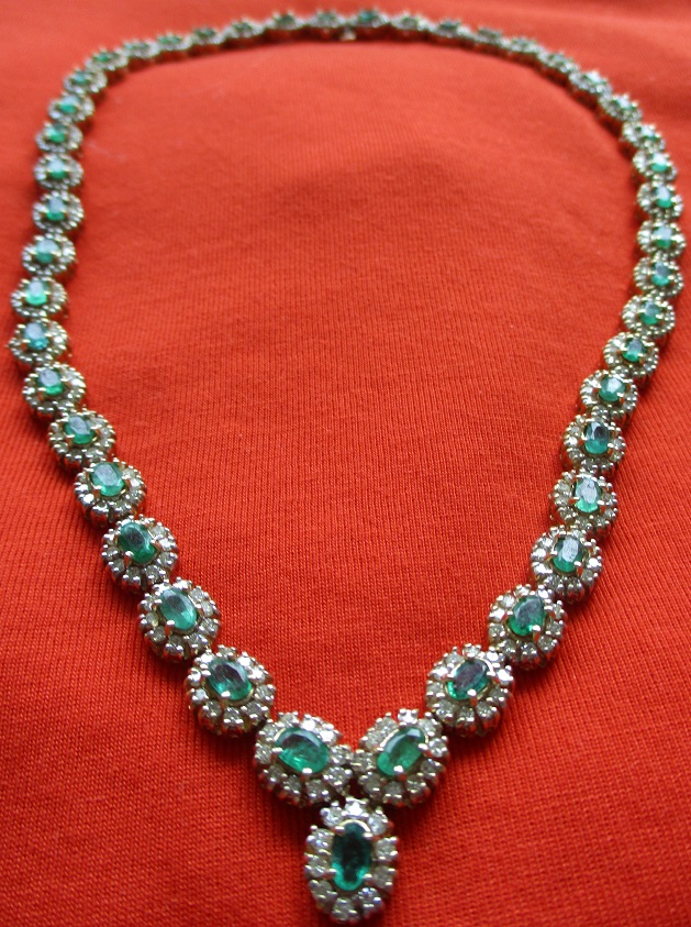 xxM1344M 14k gold emerald and diamond necklaceTakst-Valuation N.Kr 200 000